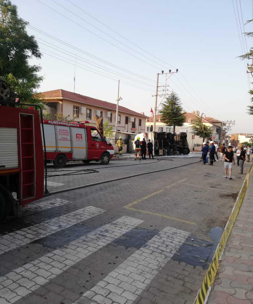 Balya’da akaryakıt yüklü tanker devrildi: Ekipler felaketi önledi - Resim : 2