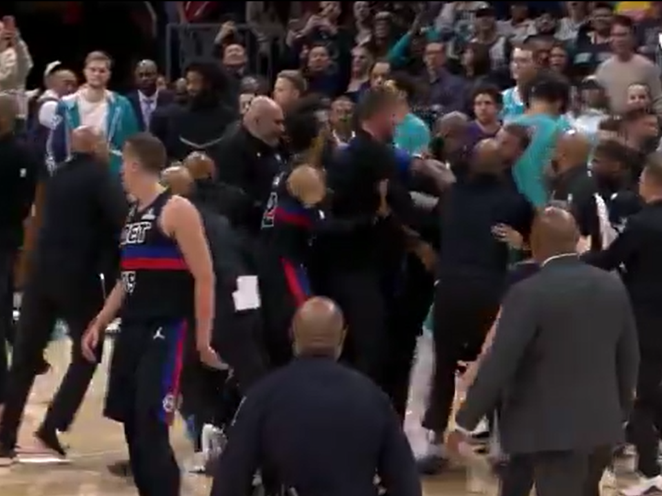 NBA’de pota altındaki kavga sahayı karıştırdı: Yumruklar havada uçuştu