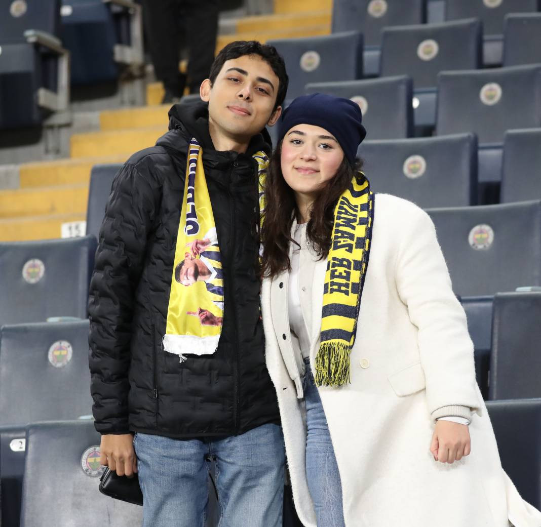 Dzeko maça sarışın güzel tribüne damga vurdu. Kadıköy'de güzeller geçidi - Resim: 27