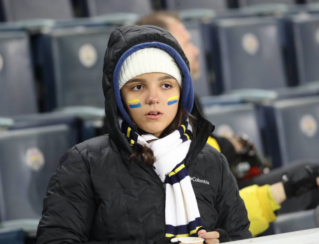 Dzeko maça sarışın güzel tribüne damga vurdu. Kadıköy'de güzeller geçidi - Resim: 26