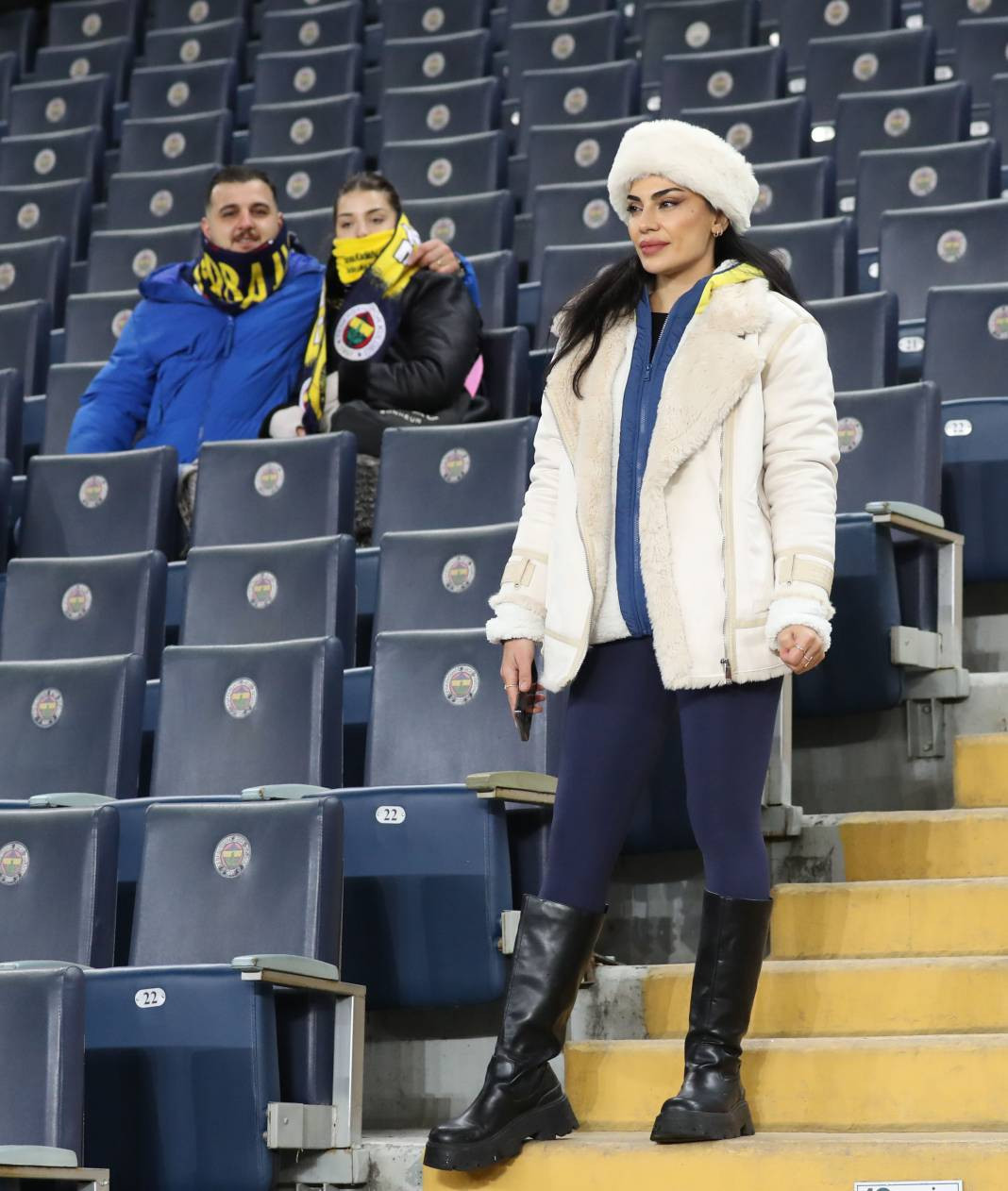 Dzeko maça sarışın güzel tribüne damga vurdu. Kadıköy'de güzeller geçidi - Resim: 2