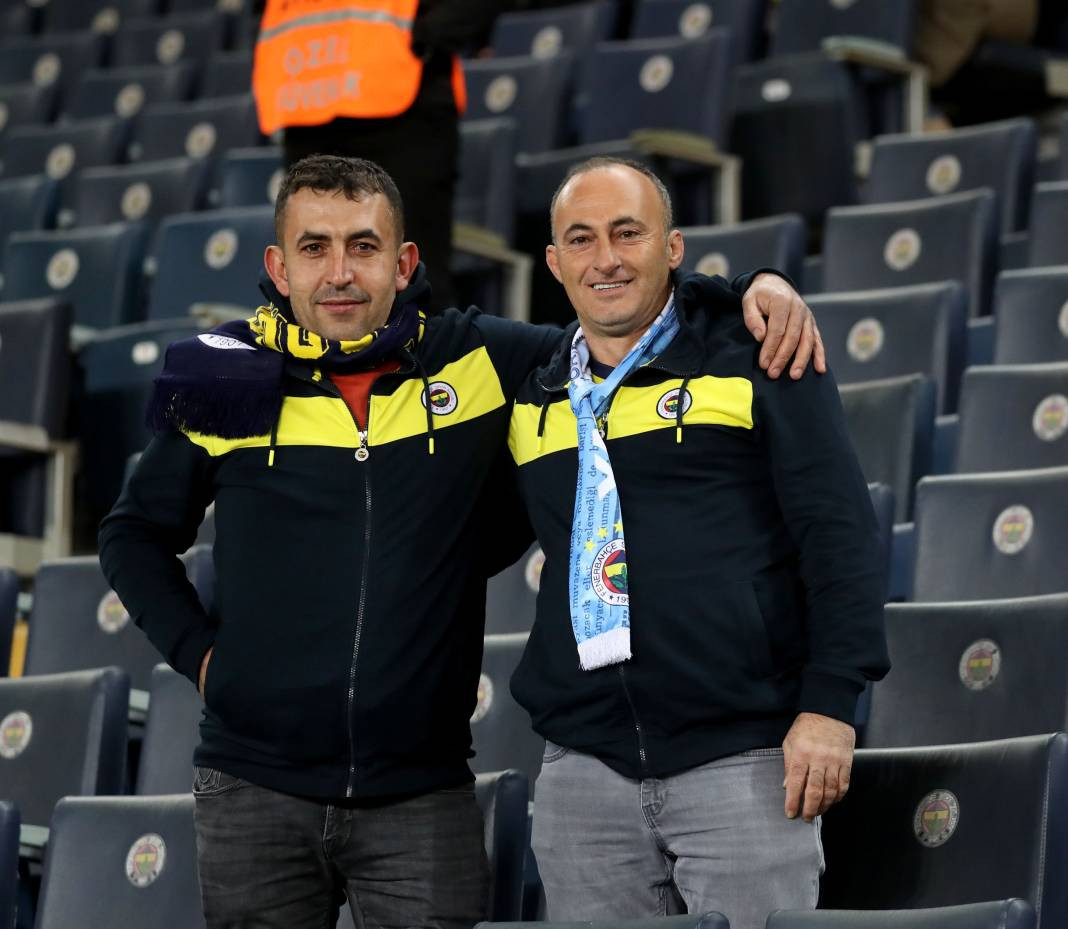 Dzeko maça sarışın güzel tribüne damga vurdu. Kadıköy'de güzeller geçidi - Resim: 24