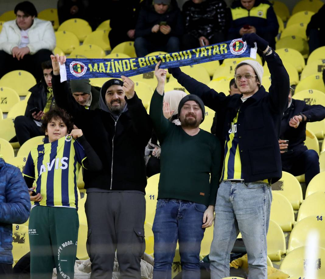 Dzeko maça sarışın güzel tribüne damga vurdu. Kadıköy'de güzeller geçidi - Resim: 18