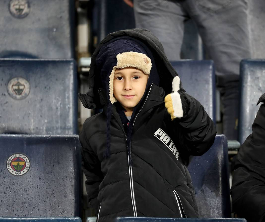 Dzeko maça sarışın güzel tribüne damga vurdu. Kadıköy'de güzeller geçidi - Resim: 14