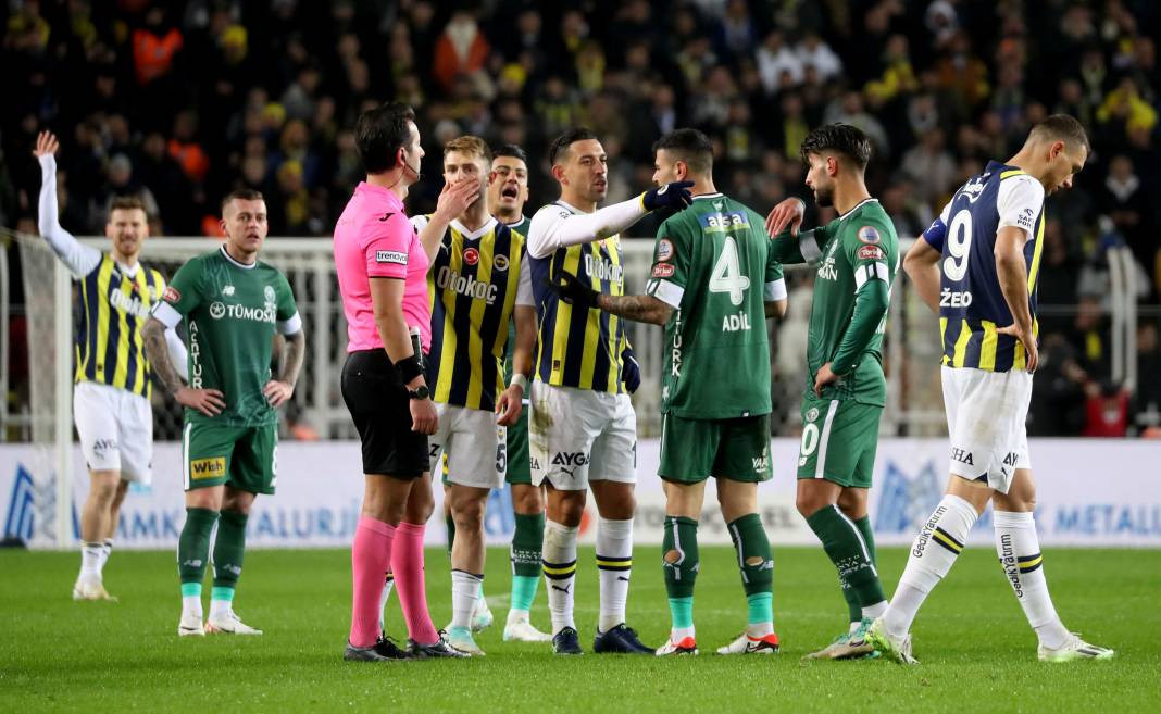 Dzeko maça sarışın güzel tribüne damga vurdu. Kadıköy'de güzeller geçidi - Resim: 47