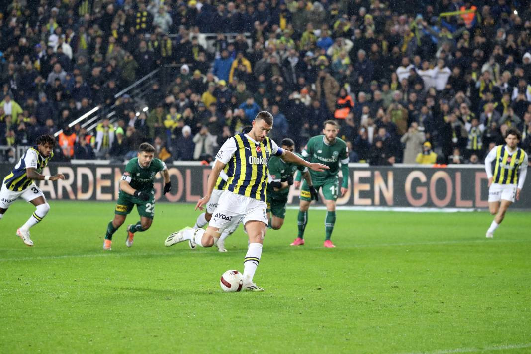 Dzeko maça sarışın güzel tribüne damga vurdu. Kadıköy'de güzeller geçidi - Resim: 45