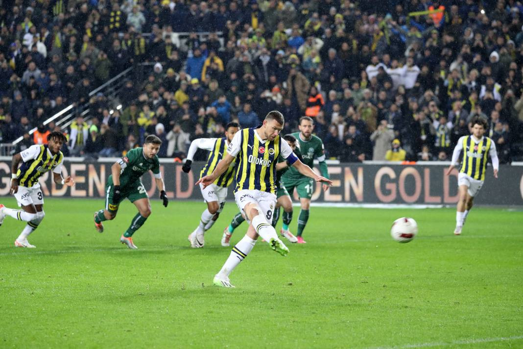 Dzeko maça sarışın güzel tribüne damga vurdu. Kadıköy'de güzeller geçidi - Resim: 42