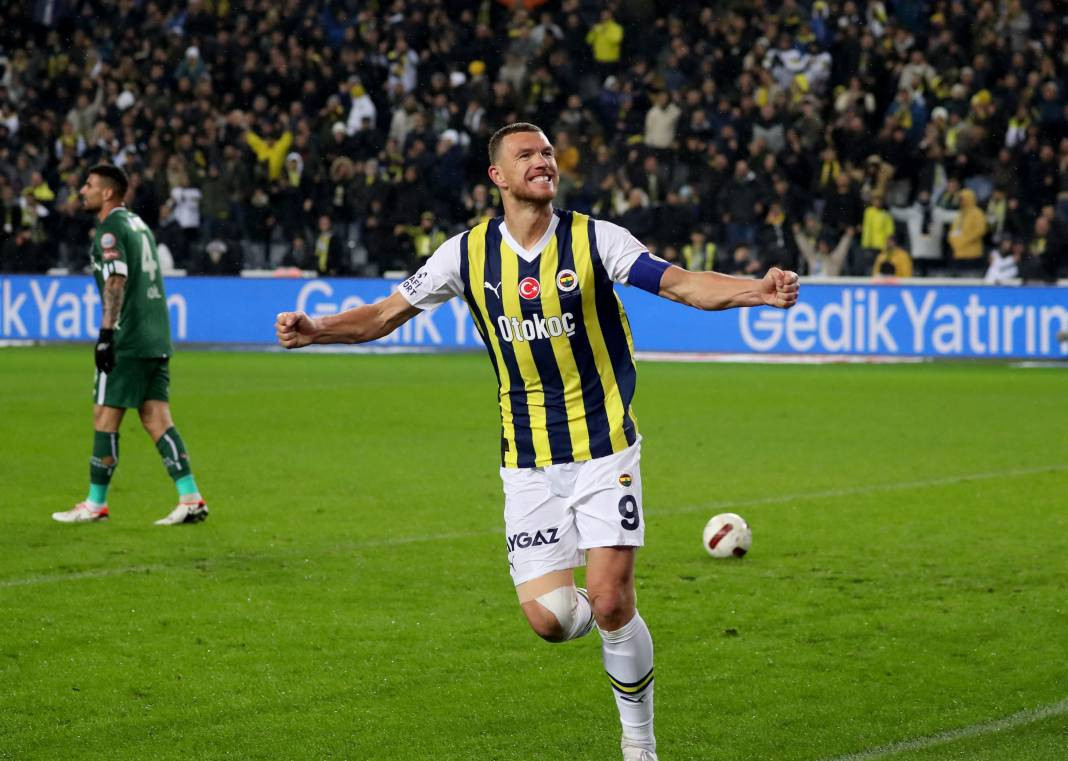 Dzeko maça sarışın güzel tribüne damga vurdu. Kadıköy'de güzeller geçidi - Resim: 39
