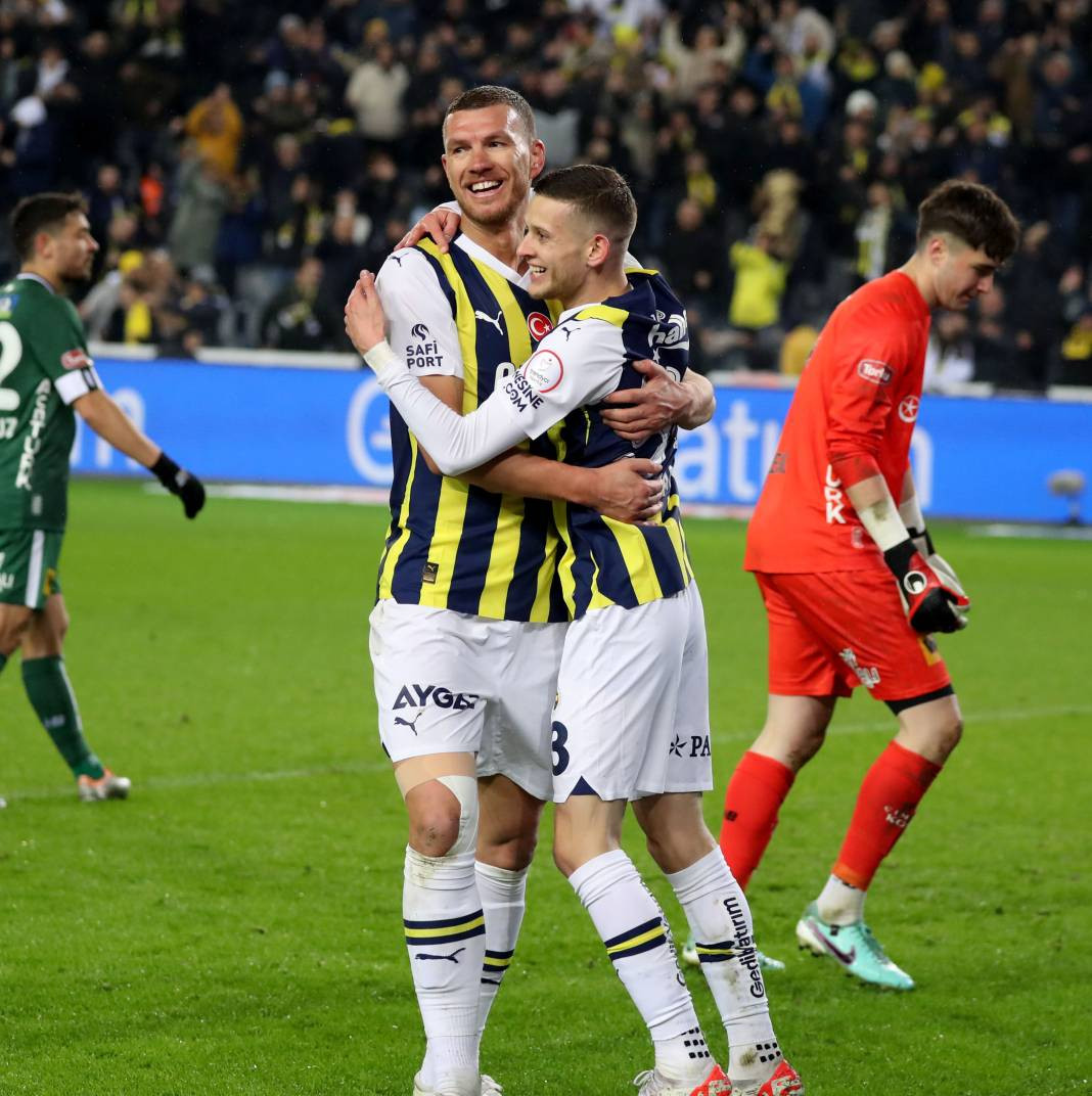 Dzeko maça sarışın güzel tribüne damga vurdu. Kadıköy'de güzeller geçidi - Resim: 38