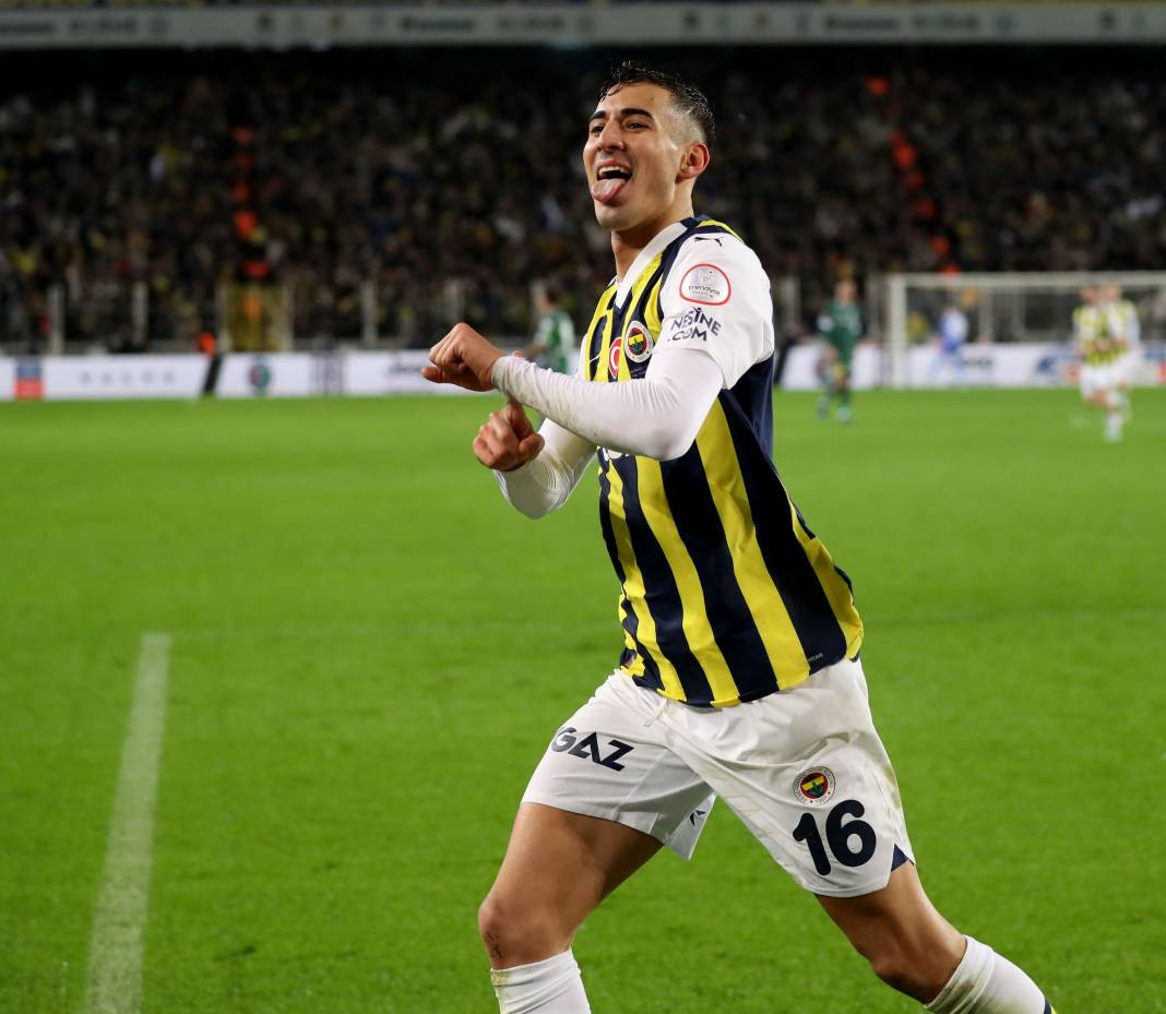 Dzeko maça sarışın güzel tribüne damga vurdu. Kadıköy'de güzeller geçidi - Resim: 34
