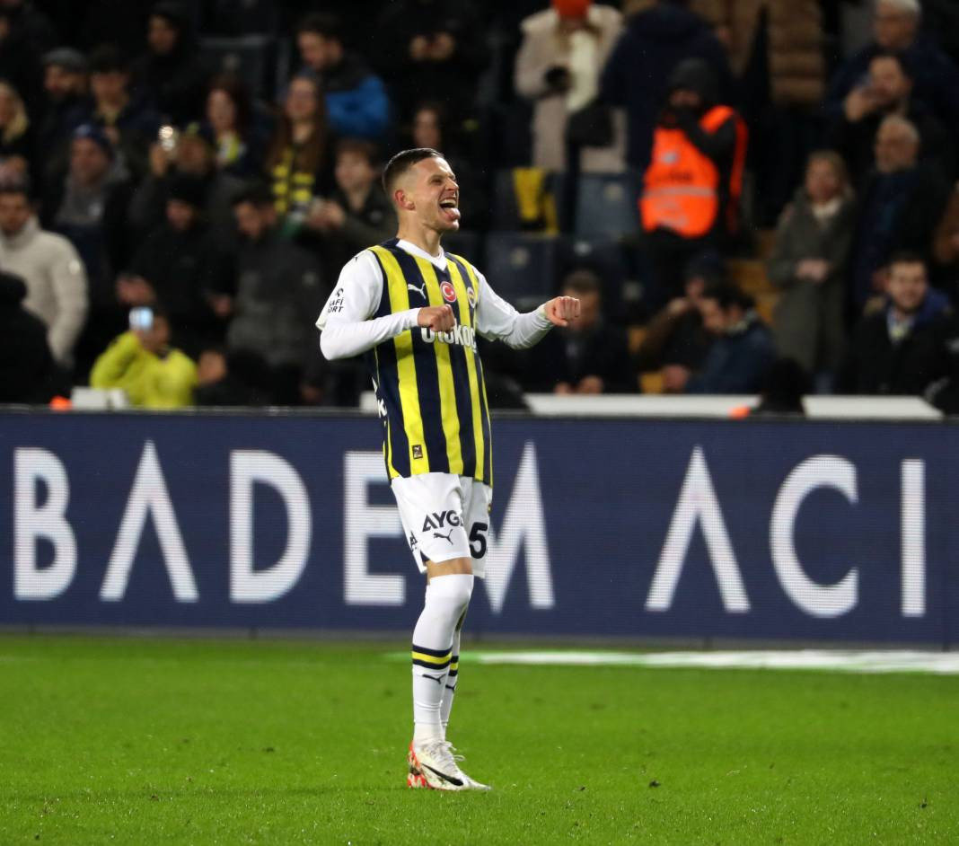 Dzeko maça sarışın güzel tribüne damga vurdu. Kadıköy'de güzeller geçidi - Resim: 33