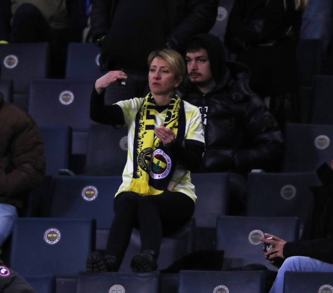 Dzeko maça sarışın güzel tribüne damga vurdu. Kadıköy'de güzeller geçidi - Resim: 80