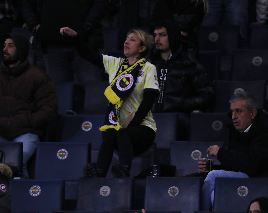 Dzeko maça sarışın güzel tribüne damga vurdu. Kadıköy'de güzeller geçidi - Resim: 78