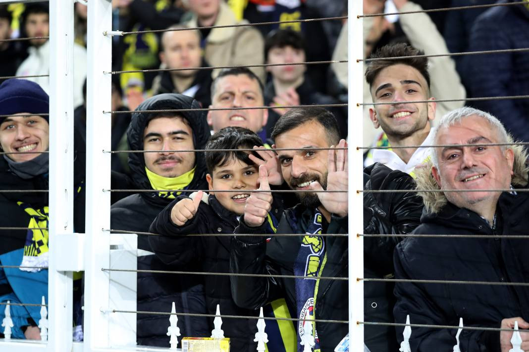 Dzeko maça sarışın güzel tribüne damga vurdu. Kadıköy'de güzeller geçidi - Resim: 70