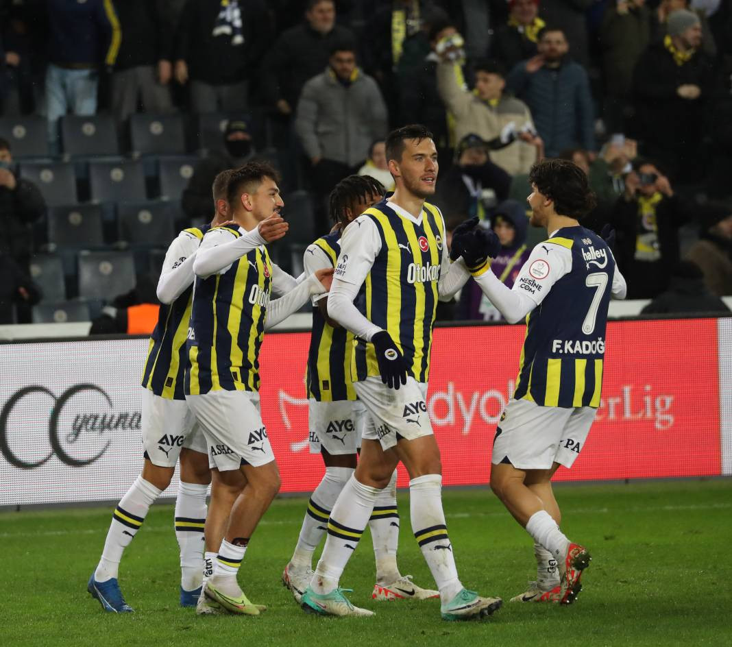 Dzeko maça sarışın güzel tribüne damga vurdu. Kadıköy'de güzeller geçidi - Resim: 68