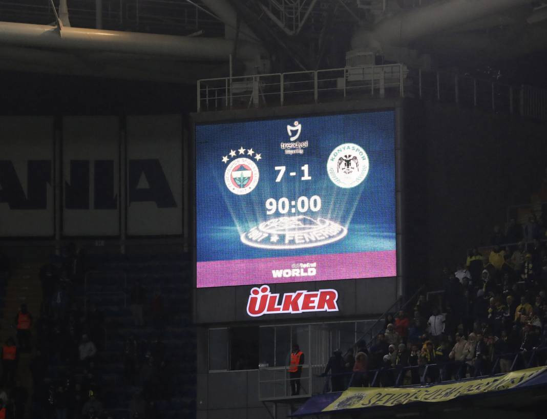 Dzeko maça sarışın güzel tribüne damga vurdu. Kadıköy'de güzeller geçidi - Resim: 67