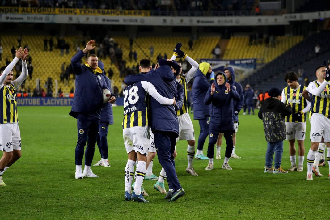 Dzeko maça sarışın güzel tribüne damga vurdu. Kadıköy'de güzeller geçidi - Resim: 63