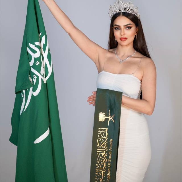 Suudi Arabistan ilk kez izin verdi. Güzellik yarışmasına katılan Suudi Arabistan adayı pozlarıyla büyüledi - Resim: 2