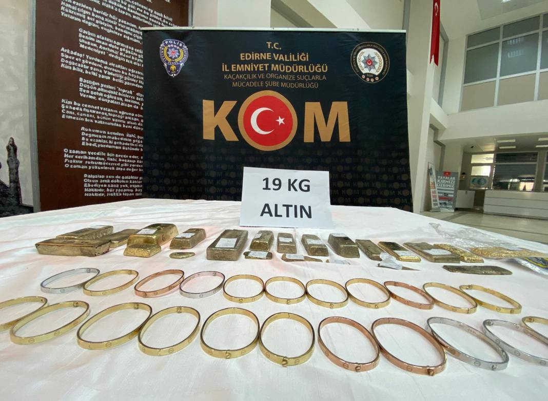 Türkiye'ye giren tırlardan külçe külçe altın çıktı. Sınırda son anda yakalandı - Resim: 2