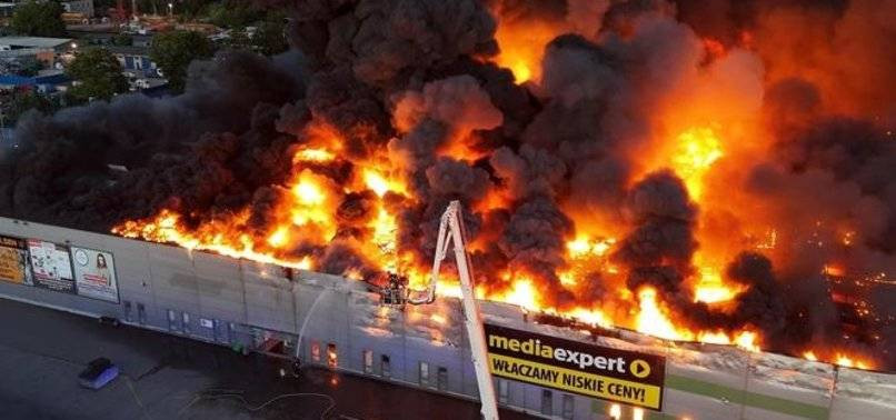 11 dakikada bin 348 dükkan yandı. Dev AVM küle döndü - Resim: 10