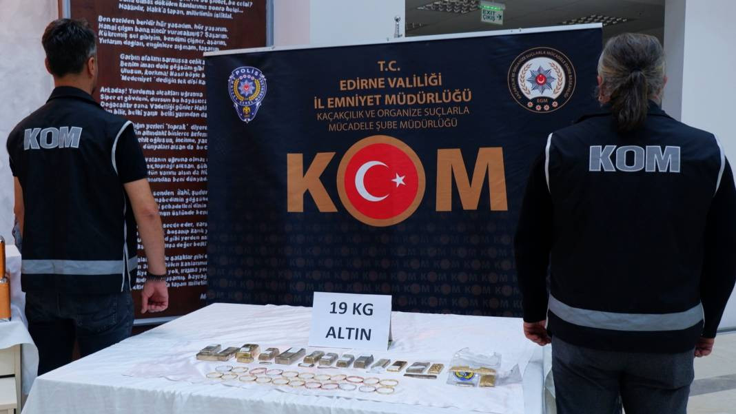 Türkiye'ye giren tırlardan külçe külçe altın çıktı. Sınırda son anda yakalandı - Resim: 11