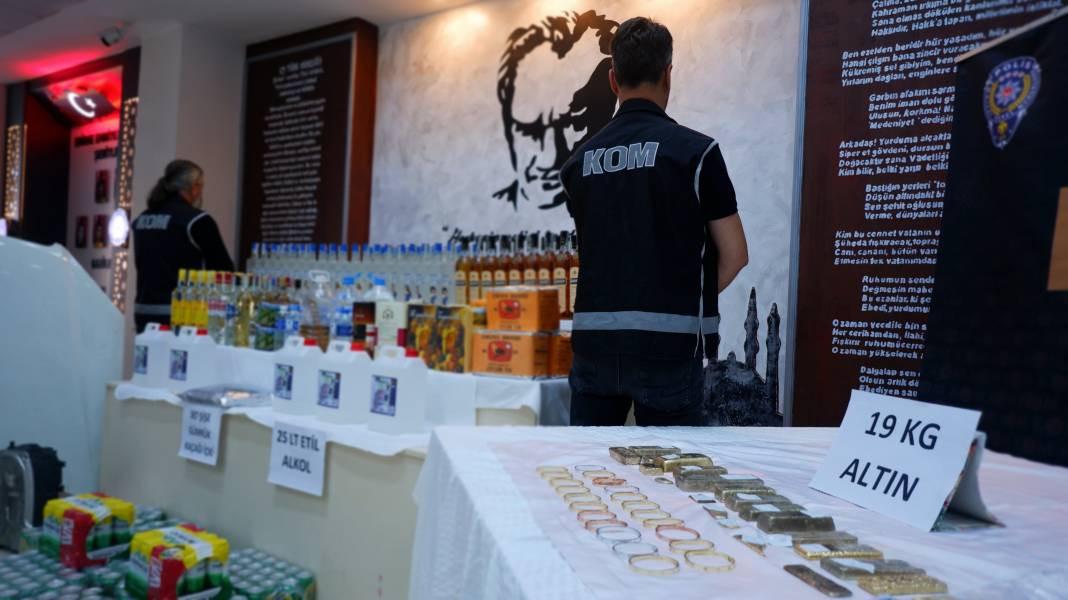 Türkiye'ye giren tırlardan külçe külçe altın çıktı. Sınırda son anda yakalandı - Resim: 9