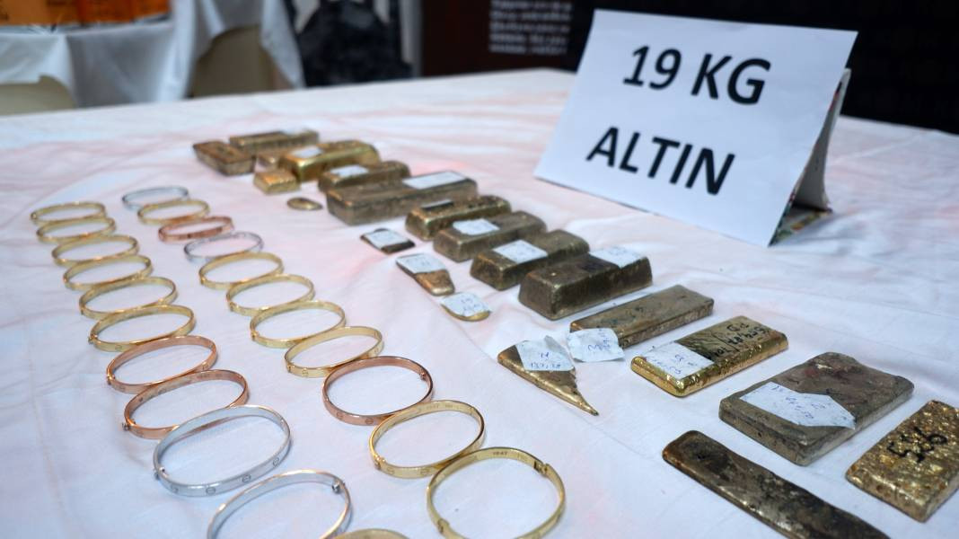 Türkiye'ye giren tırlardan külçe külçe altın çıktı. Sınırda son anda yakalandı - Resim: 7