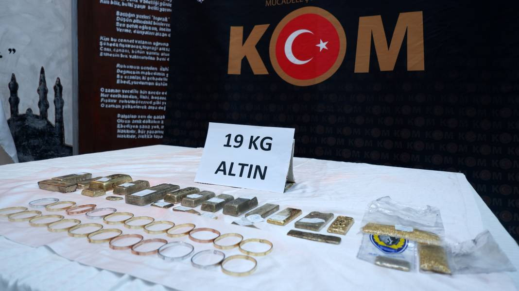 Türkiye'ye giren tırlardan külçe külçe altın çıktı. Sınırda son anda yakalandı - Resim: 5