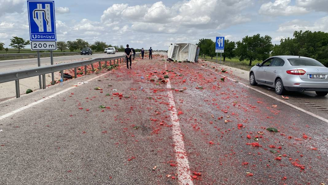 Kamyonet devrildi karpuzlar yola saçıldı. Otoyol kırmızıya boyandı - Resim: 5