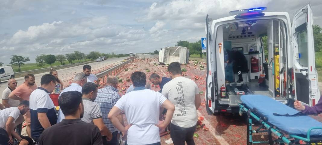 Kamyonet devrildi karpuzlar yola saçıldı. Otoyol kırmızıya boyandı - Resim: 3