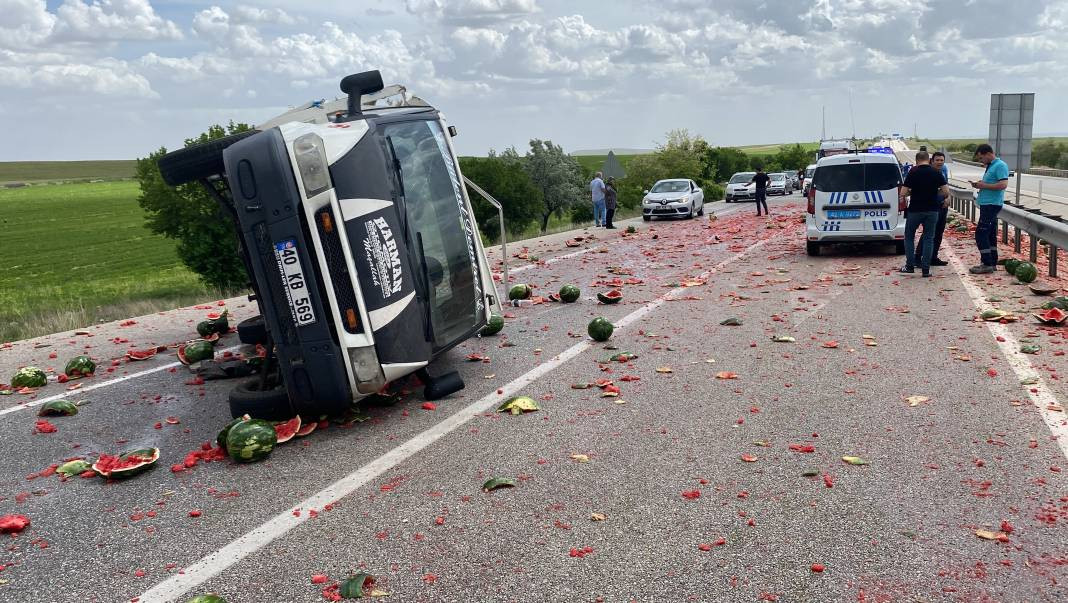 Kamyonet devrildi karpuzlar yola saçıldı. Otoyol kırmızıya boyandı - Resim: 1