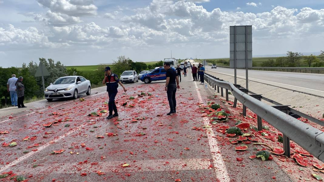Kamyonet devrildi karpuzlar yola saçıldı. Otoyol kırmızıya boyandı - Resim: 7