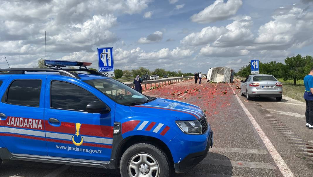 Kamyonet devrildi karpuzlar yola saçıldı. Otoyol kırmızıya boyandı - Resim: 2