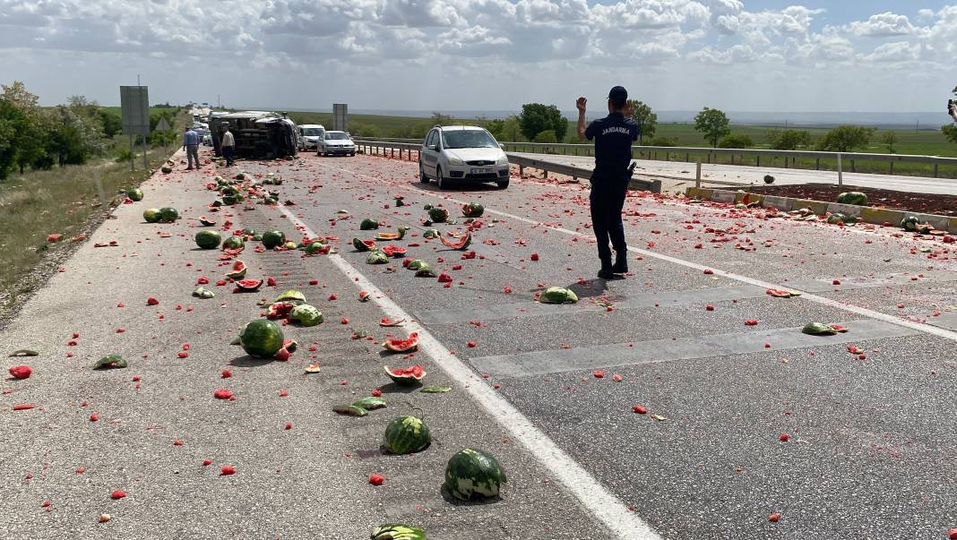 Kamyonet devrildi karpuzlar yola saçıldı. Otoyol kırmızıya boyandı - Resim: 6