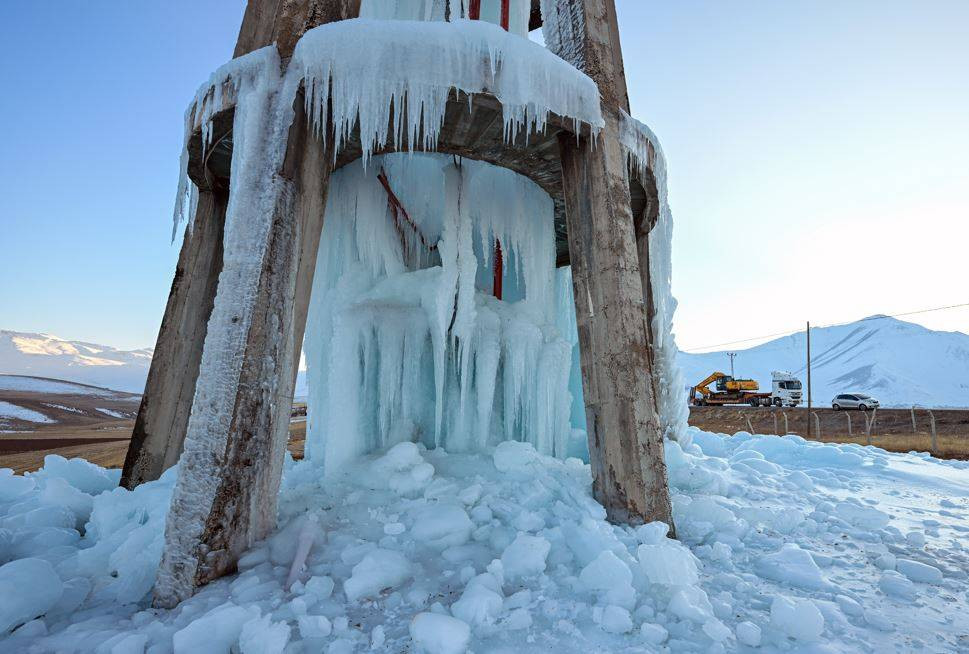 Su deposu buz kulesine döndü. Dondurucu soğuk esir aldı - Resim: 17