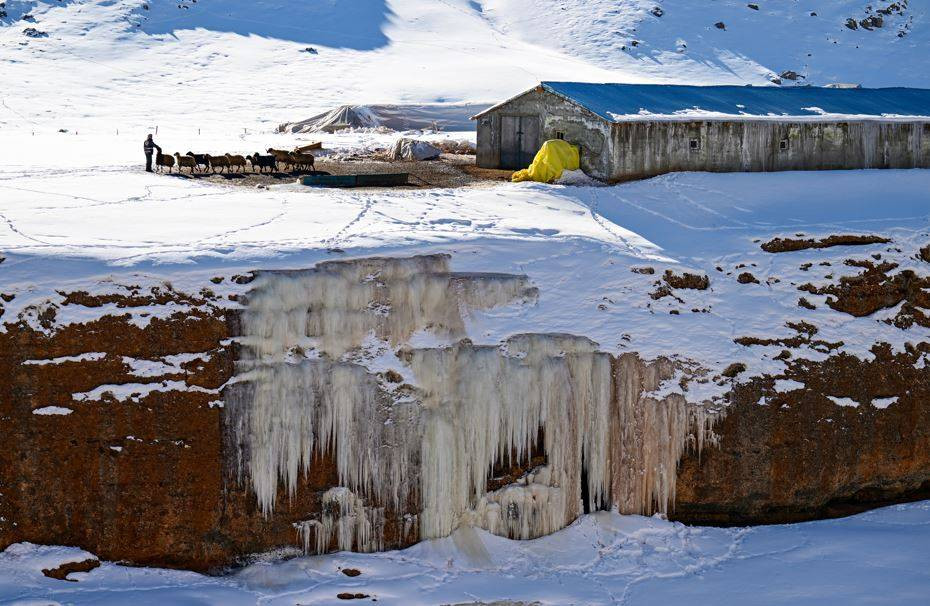 Su deposu buz kulesine döndü. Dondurucu soğuk esir aldı - Resim: 23