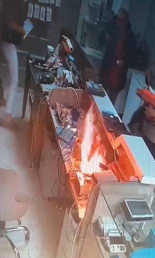 Cep telefonu bir anda alev topuna döndü. Çalışan son anda kurtuldu - Resim: 1