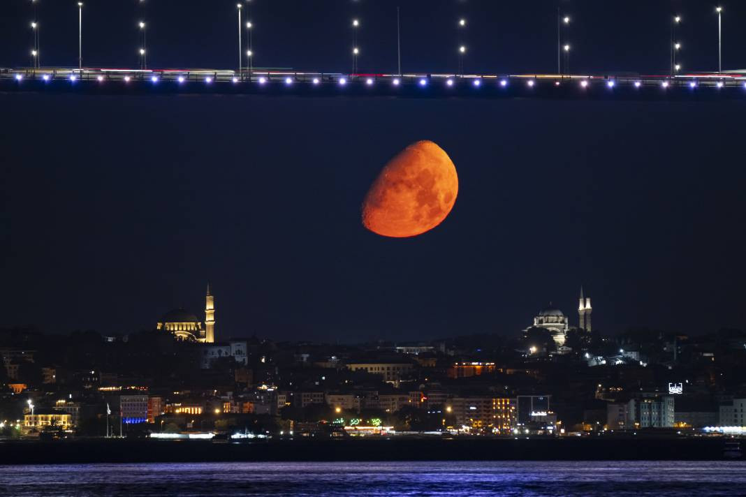 İstanbul'da Ay, Beyazıt Camisi ile birlikte görüntülendi. - Resim: 2