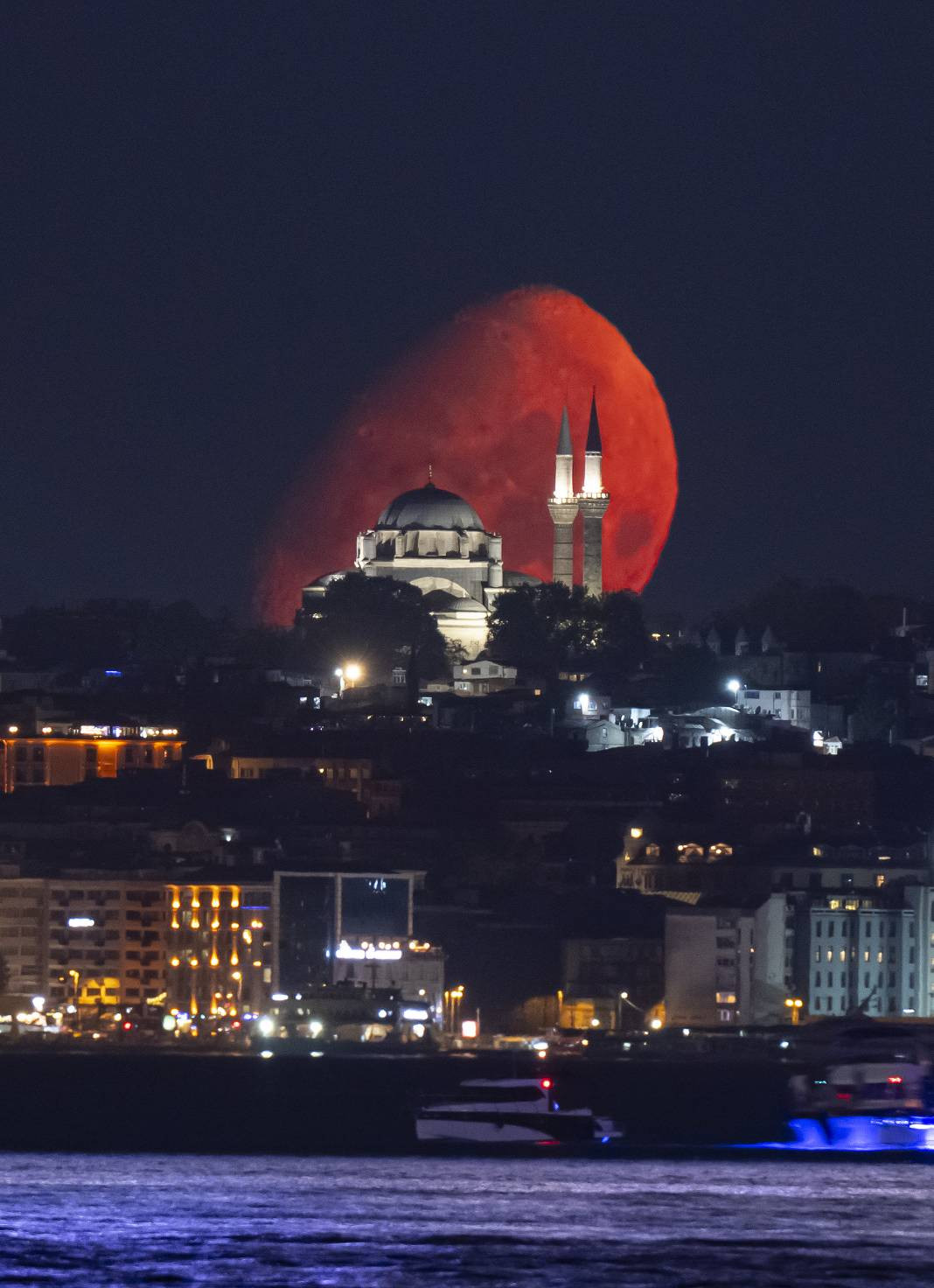 İstanbul'da Ay, Beyazıt Camisi ile birlikte görüntülendi. - Resim: 7