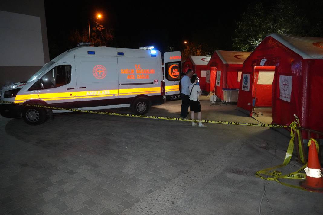 Sındırgı’da sahra hastanesi kuruldu, vatandaşlar geceyi stadyumda geçirdi - Resim: 2