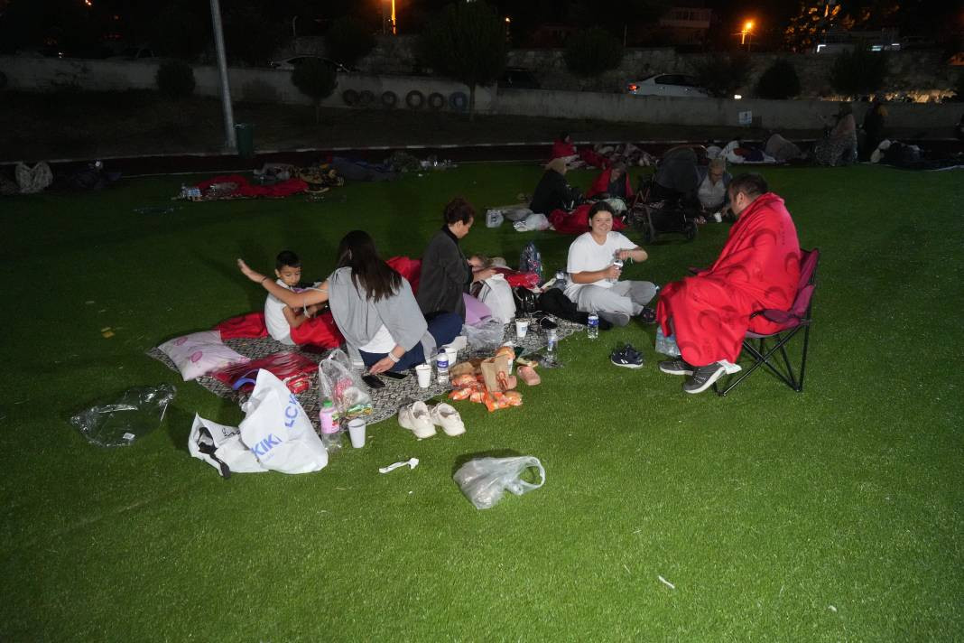 Sındırgı’da sahra hastanesi kuruldu, vatandaşlar geceyi stadyumda geçirdi - Resim: 3