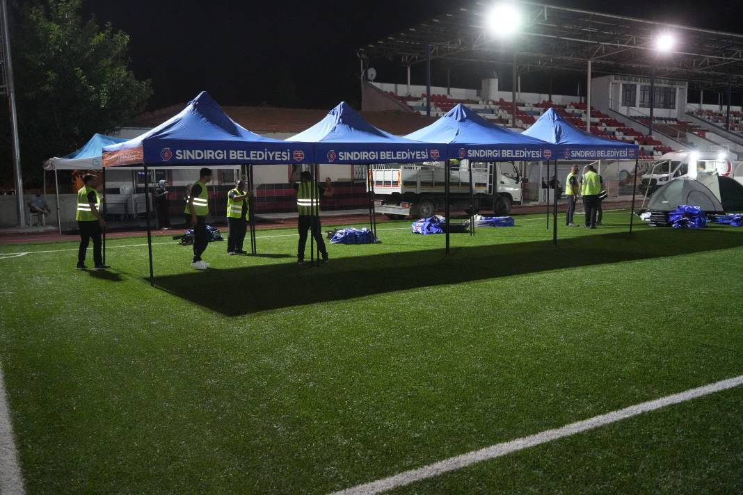 Sındırgı’da sahra hastanesi kuruldu, vatandaşlar geceyi stadyumda geçirdi - Resim: 5