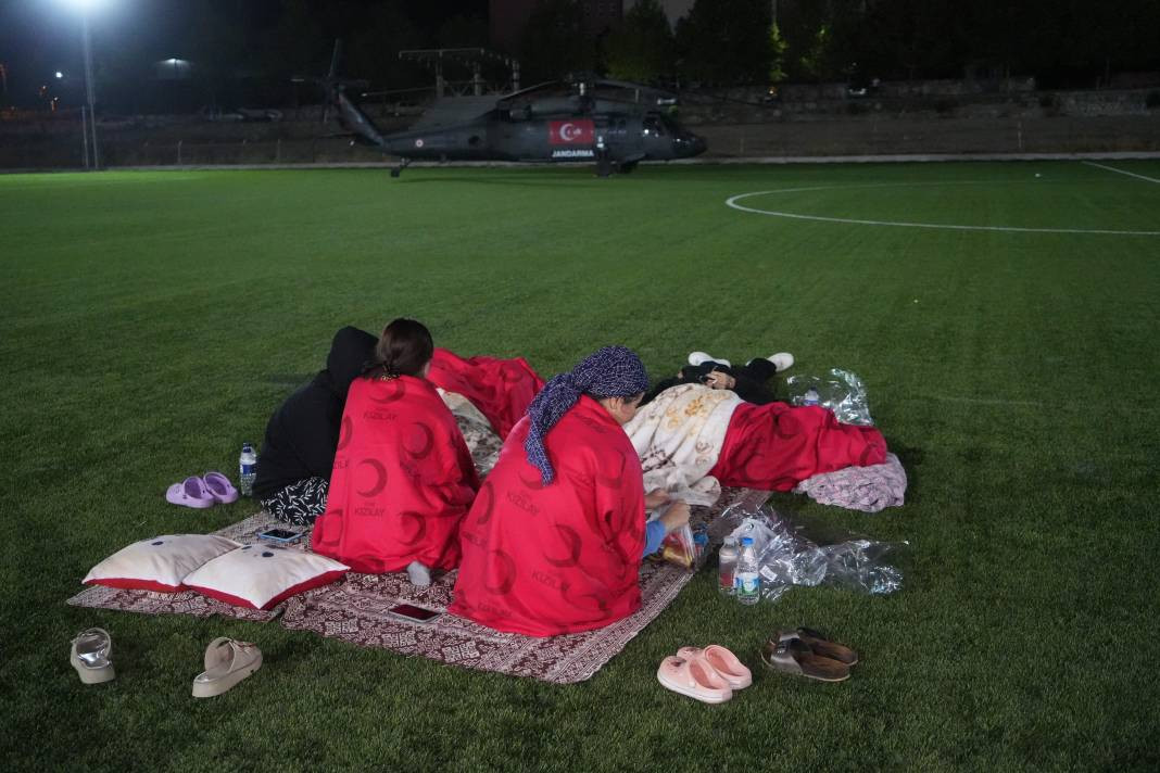Sındırgı’da sahra hastanesi kuruldu, vatandaşlar geceyi stadyumda geçirdi - Resim: 7
