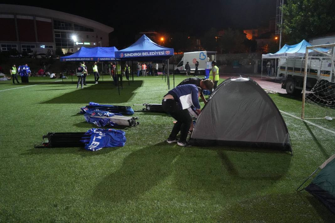 Sındırgı’da sahra hastanesi kuruldu, vatandaşlar geceyi stadyumda geçirdi - Resim: 6