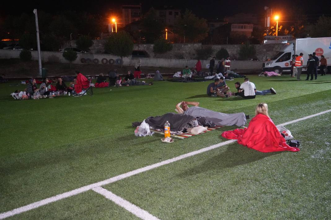 Sındırgı’da sahra hastanesi kuruldu, vatandaşlar geceyi stadyumda geçirdi - Resim: 9
