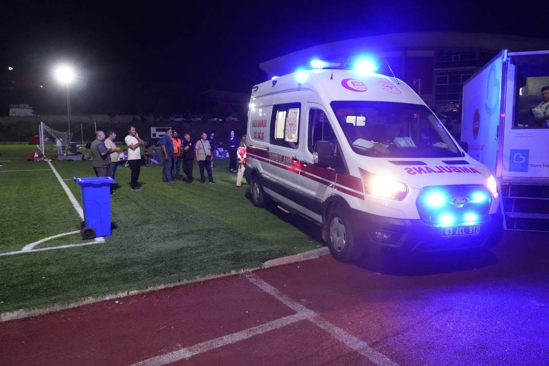Sındırgı’da sahra hastanesi kuruldu, vatandaşlar geceyi stadyumda geçirdi - Resim: 10