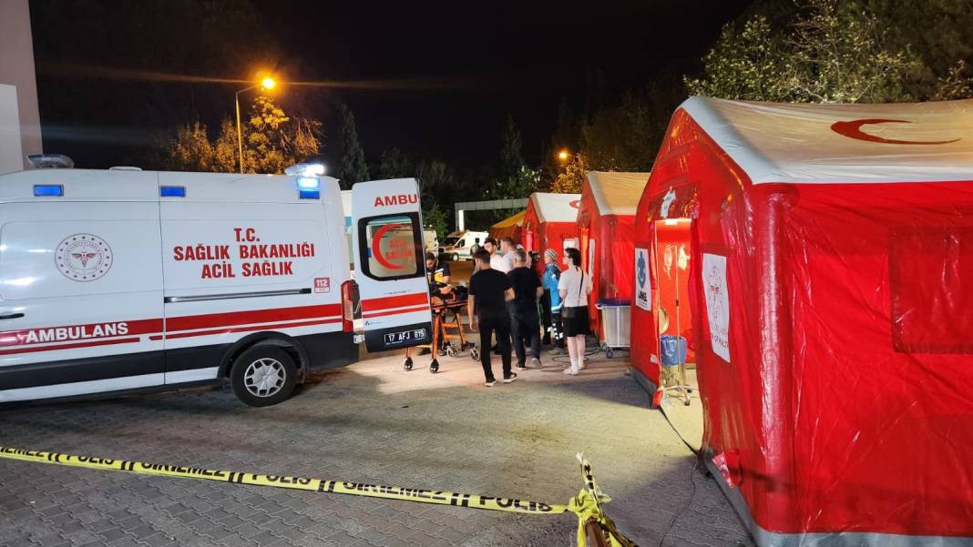 Sındırgı’da sahra hastanesi kuruldu, vatandaşlar geceyi stadyumda geçirdi - Resim: 11