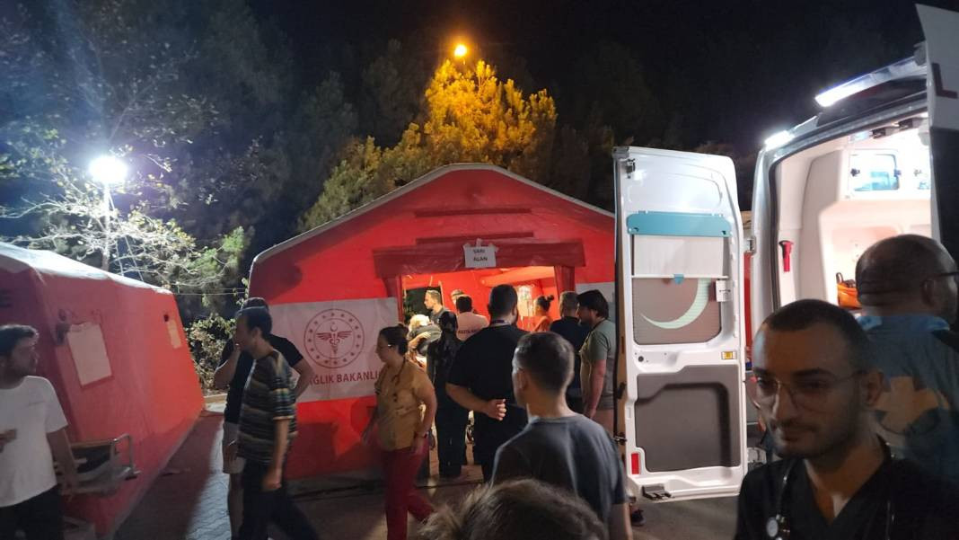 Sındırgı’da sahra hastanesi kuruldu, vatandaşlar geceyi stadyumda geçirdi - Resim: 12