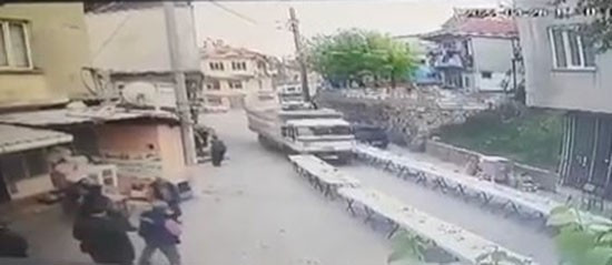 Freni boşalan kamyonet iftar sofrasına daldı. Korku dolu anlar kamerada - Resim: 2