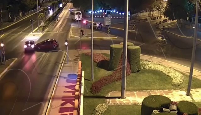 Freni boşalan kamyonet iftar sofrasına daldı. Korku dolu anlar kamerada - Resim: 1